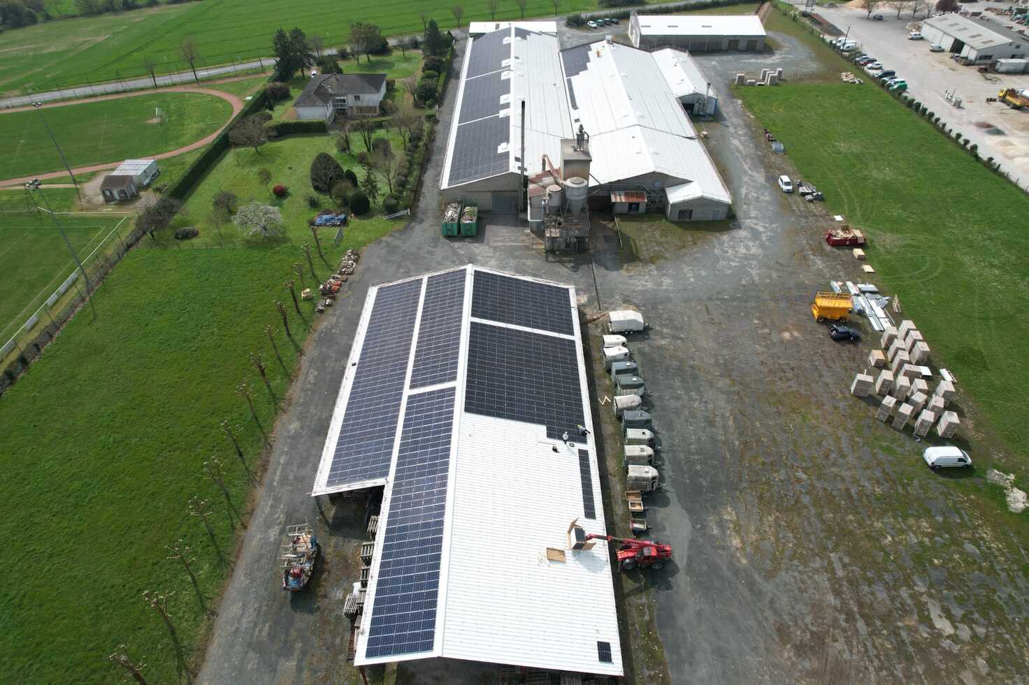 Panneaux photovoltaïques en cours d'installation