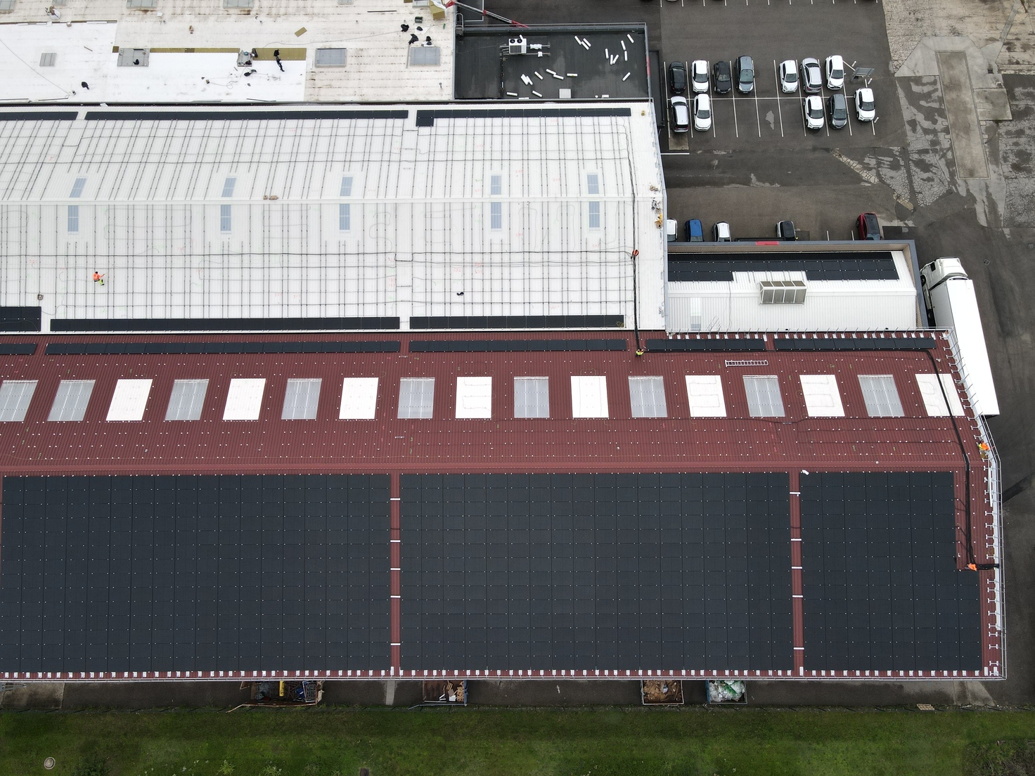 Hangar avec les panneaux photovoltaïques installés